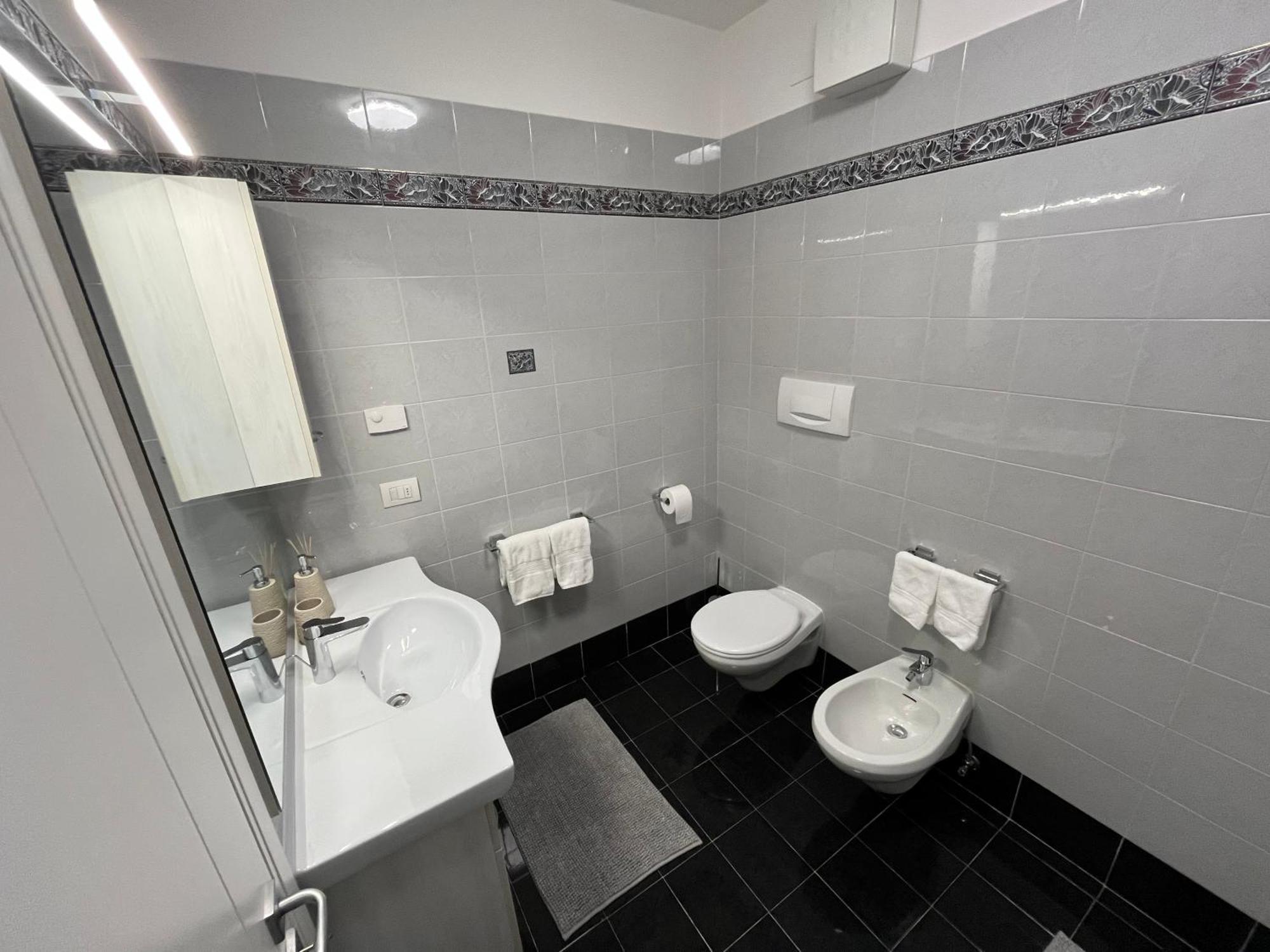 B&B Alessandro Private Room & Bathroom In Shared Apartment 阿科 外观 照片
