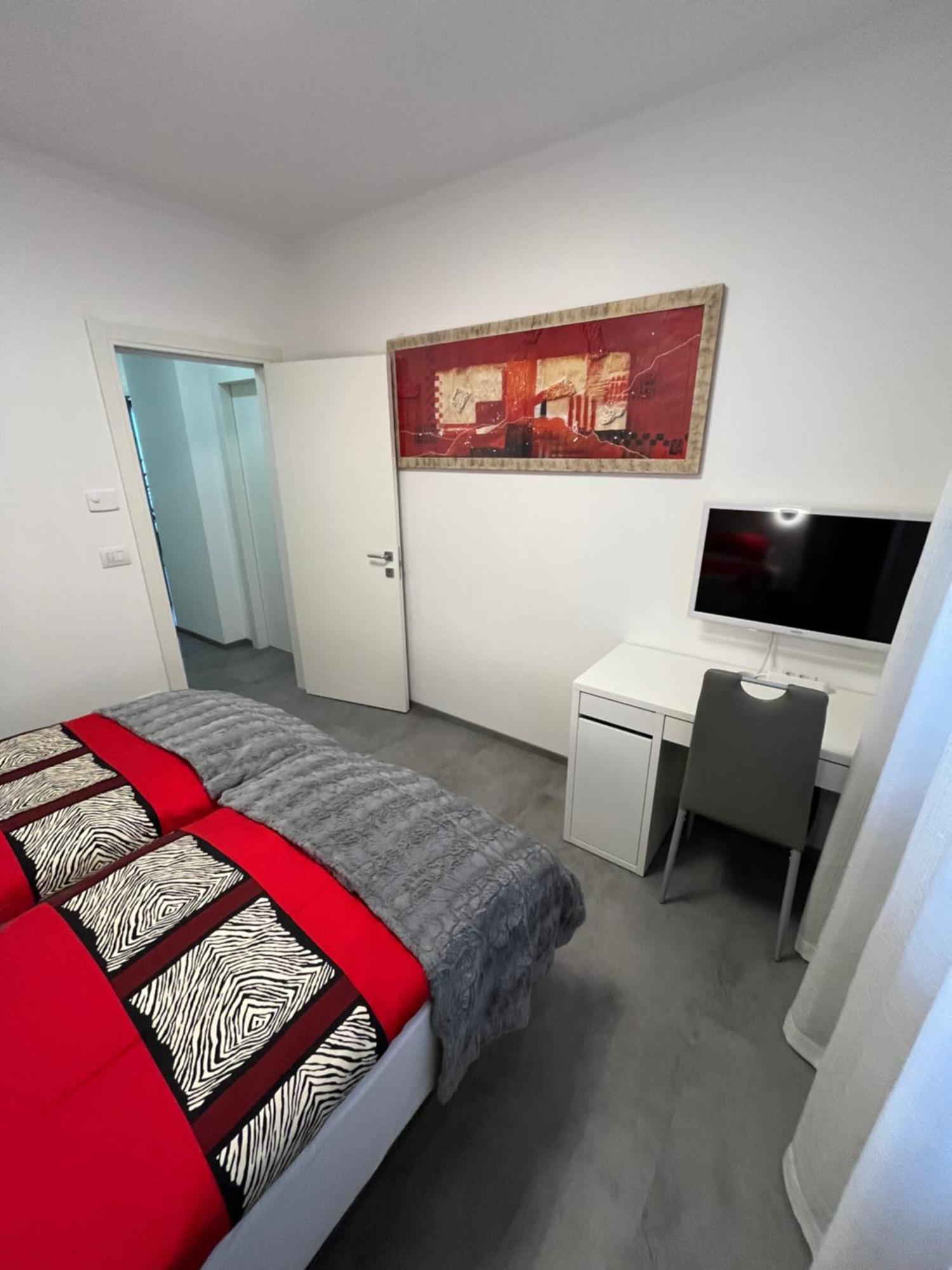 B&B Alessandro Private Room & Bathroom In Shared Apartment 阿科 外观 照片