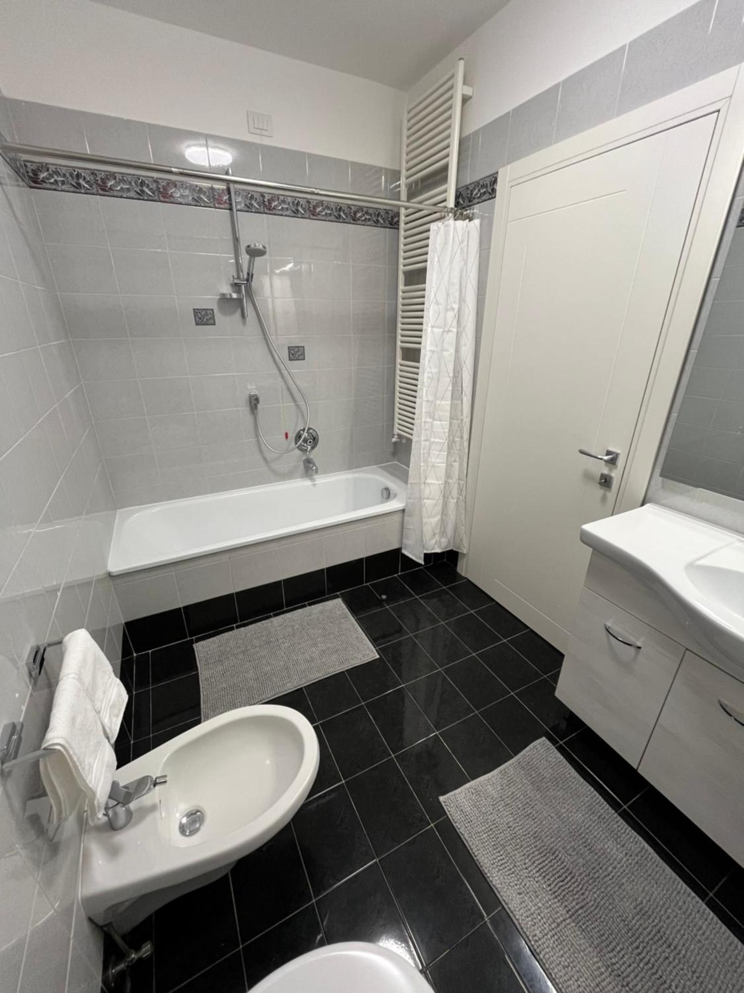 B&B Alessandro Private Room & Bathroom In Shared Apartment 阿科 外观 照片