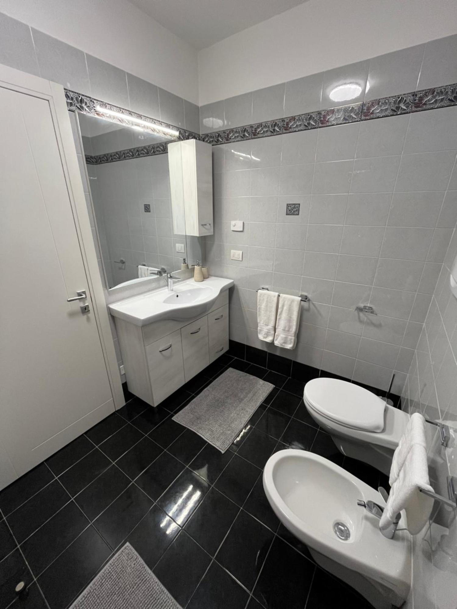 B&B Alessandro Private Room & Bathroom In Shared Apartment 阿科 外观 照片